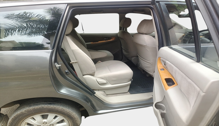 2011 Toyota Innova V 2.5 7 STR, Diesel, Manual, 1,67,029 km, interior