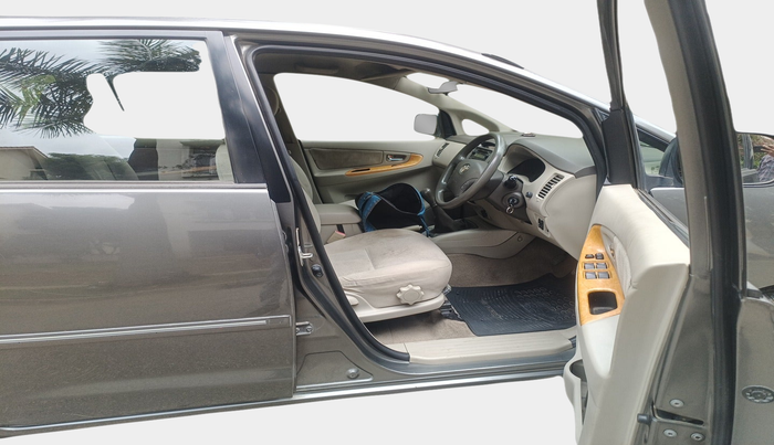 2011 Toyota Innova V 2.5 7 STR, Diesel, Manual, 1,67,029 km, interior