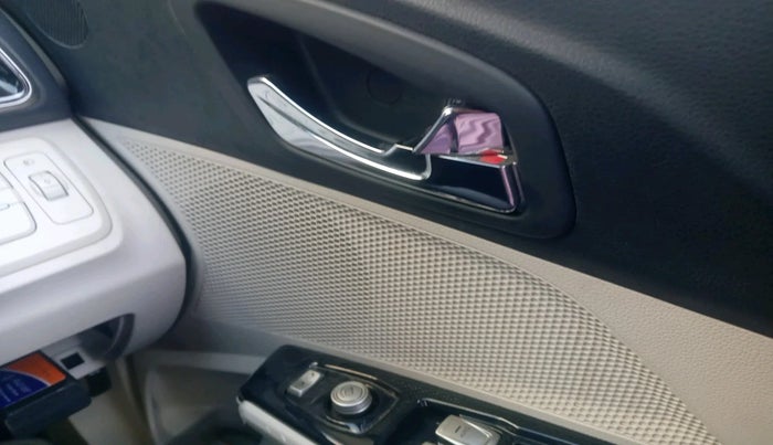 2020 Mahindra XUV300 W8 1.2 PETROL, Petrol, Manual, 28,392 km, interior