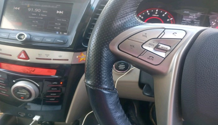 2020 Mahindra XUV300 W8 1.2 PETROL, Petrol, Manual, 28,392 km, interior