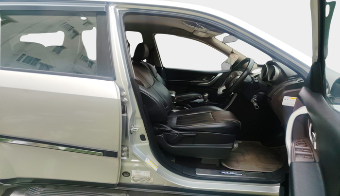 2015 Mahindra XUV500 W8, Diesel, Manual, 1,22,382 km, interior