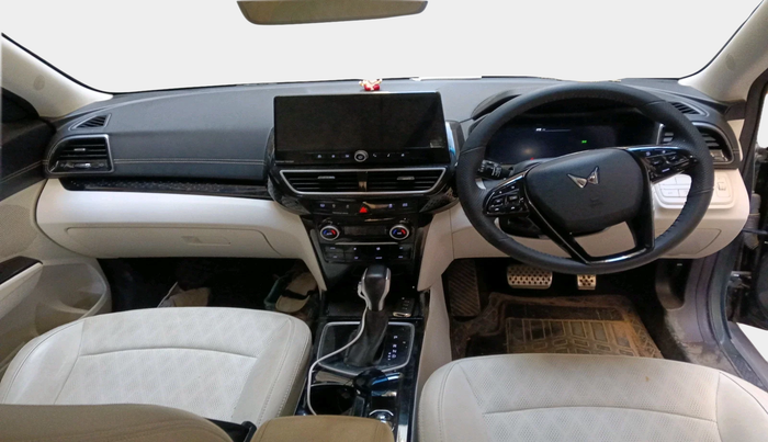 2024 Mahindra XUV 3XO AX7L 1.2 Petrol AT, Petrol, Automatic, 4,005 km, interior