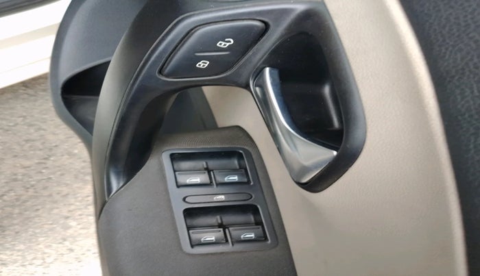 2013 Volkswagen Polo HIGHLINE DIESEL, Diesel, Manual, 1,05,000 km, interior