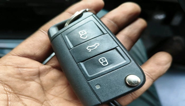 2023 Volkswagen VIRTUS HIGHLINE TSI 1.0 MT, Petrol, Manual, 16,716 km, interior