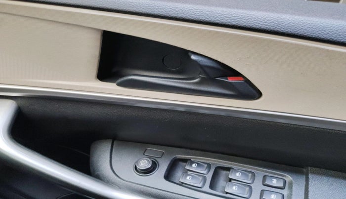 2022 Mahindra XUV700 AX 3 D MT 7 STR, Diesel, Manual, 36,362 km, interior