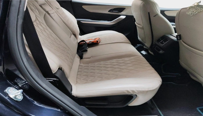 2022 Mahindra XUV700 AX 3 D MT 7 STR, Diesel, Manual, 36,362 km, interior