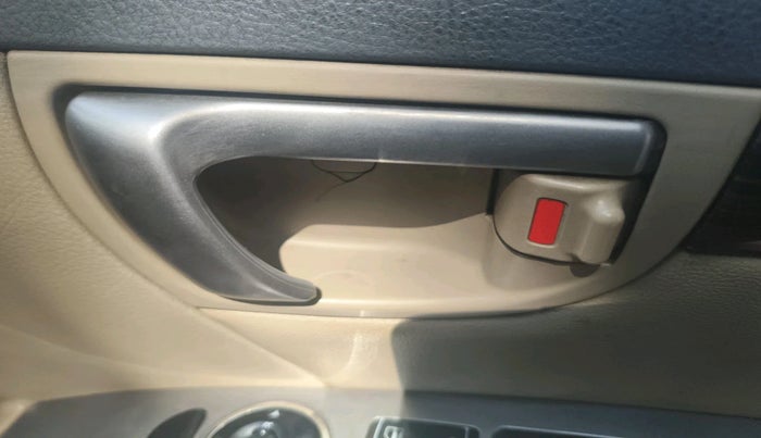 2013 Hyundai Santa Fe 2 WD, Diesel, Manual, 1,75,149 km, interior