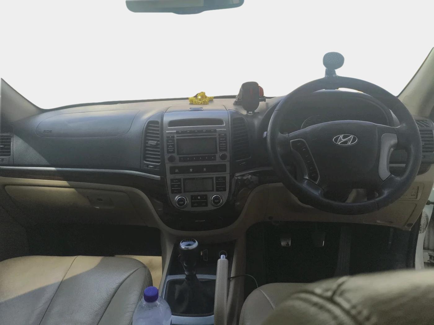 2013 Hyundai Santa Fe 2 WD, Diesel, Manual, 1,75,149 km, interior