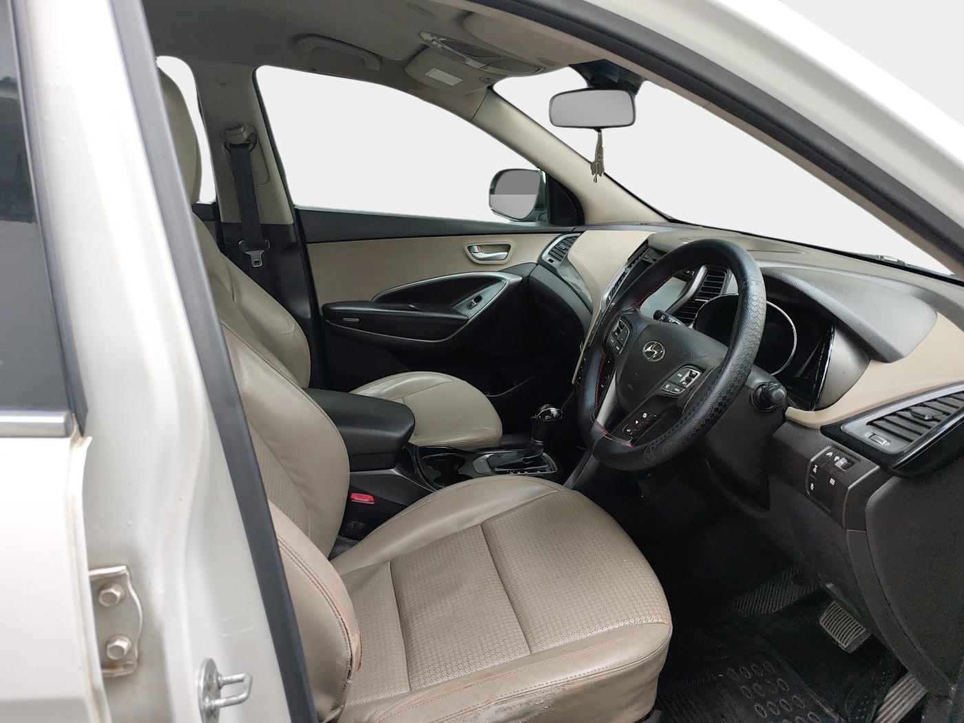 2015 Hyundai Santa Fe 4 WD AT, Diesel, Automatic, 2,28,000 km, interior