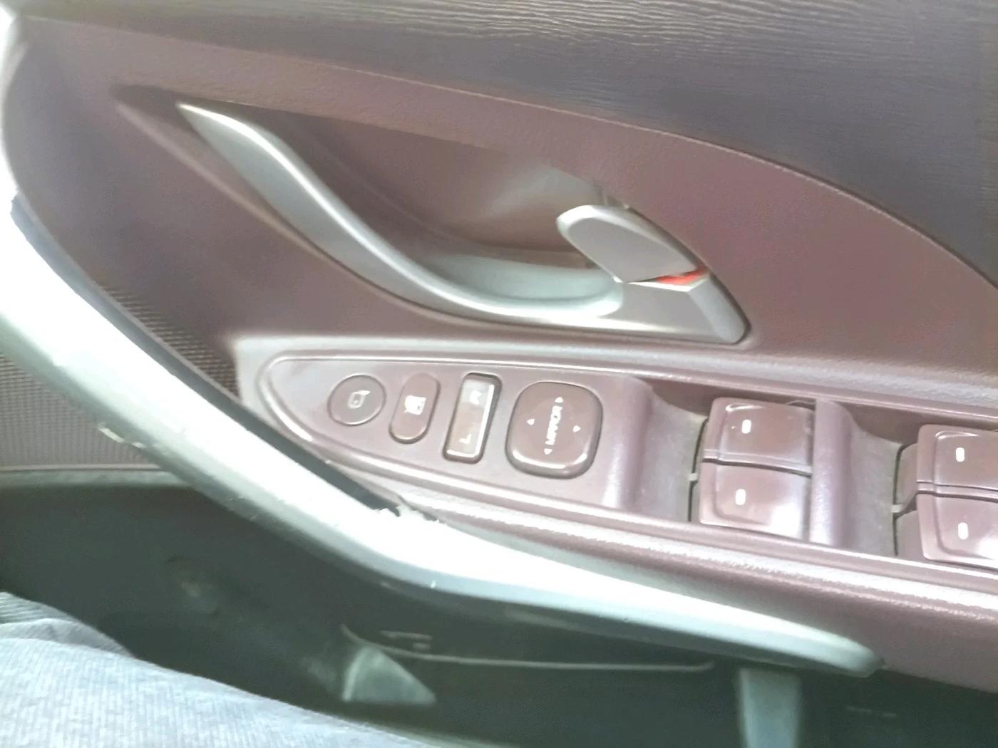 2012 Mahindra XUV500 W4, Diesel, Manual, 1,17,211 km, interior