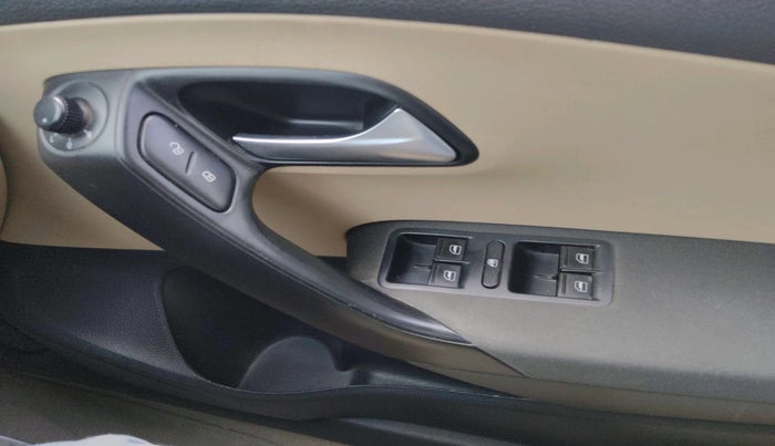 2014 Volkswagen Polo HIGHLINE1.5L, Diesel, Manual, 1,00,385 km, interior