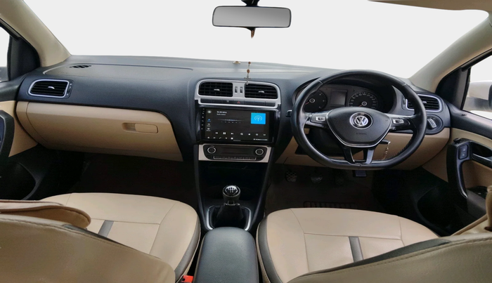 2014 Volkswagen Polo HIGHLINE1.5L, Diesel, Manual, 1,00,385 km, interior