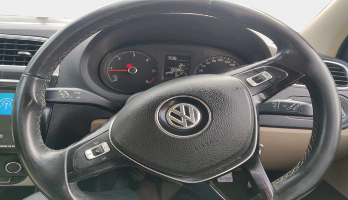 2014 Volkswagen Polo HIGHLINE1.5L, Diesel, Manual, 1,00,385 km, interior