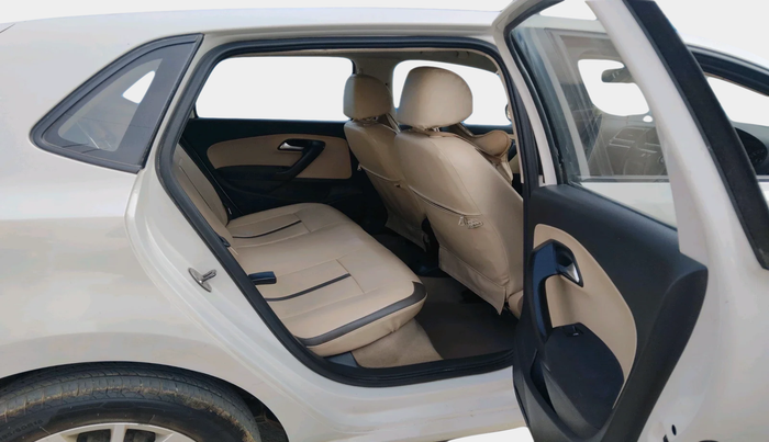 2014 Volkswagen Polo HIGHLINE1.5L, Diesel, Manual, 1,00,385 km, interior