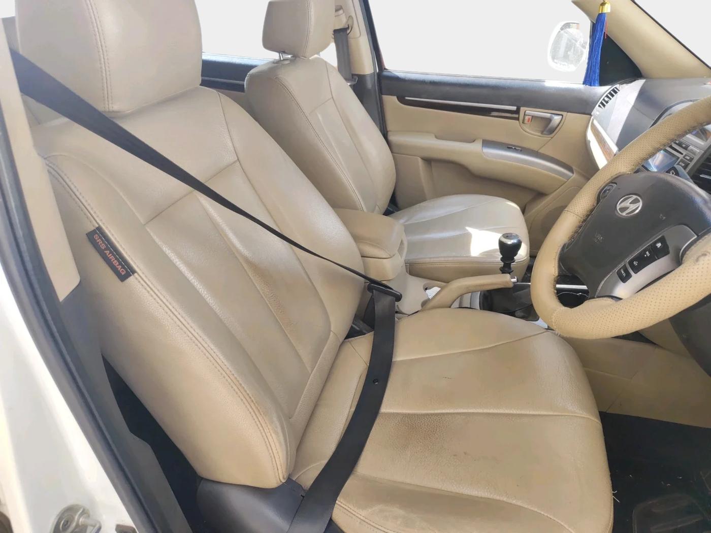 2013 Hyundai Santa Fe 4 WD, Diesel, Manual, 95,000 km, interior