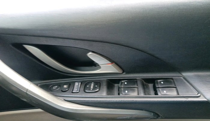 2016 Mahindra XUV500 W10, Diesel, Manual, 75,187 km, interior