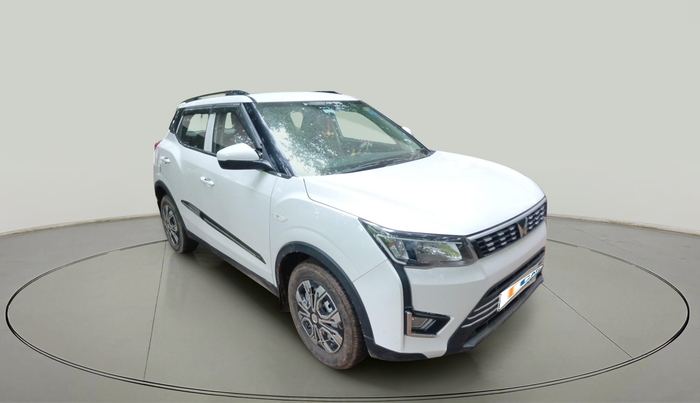 2023 Mahindra XUV300 W4 1.2 PETROL, Petrol, Manual, 11,903 km, exterior