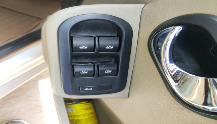 2014 Nissan Terrano XV D THP PREMIUM 110 PS, Diesel, Manual, 1,17,390 km, interior