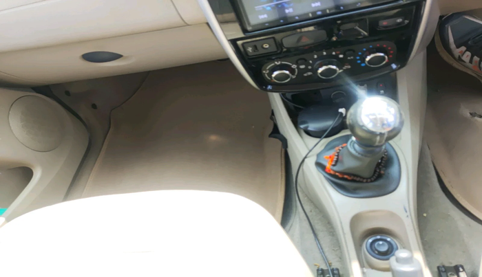 2014 Nissan Terrano XV D THP PREMIUM 110 PS, Diesel, Manual, 1,17,390 km, interior