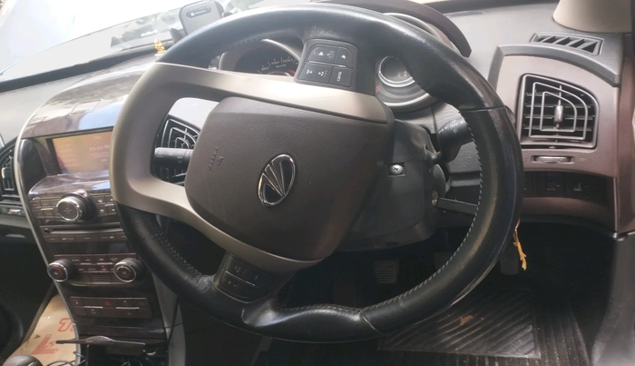 2015 Mahindra XUV500 W6, Diesel, Manual, 1,08,766 km, interior