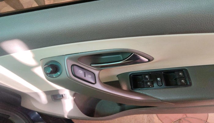 2012 Volkswagen Vento HIGHLINE DIESEL 1.6, Diesel, Manual, 1,13,442 km, interior