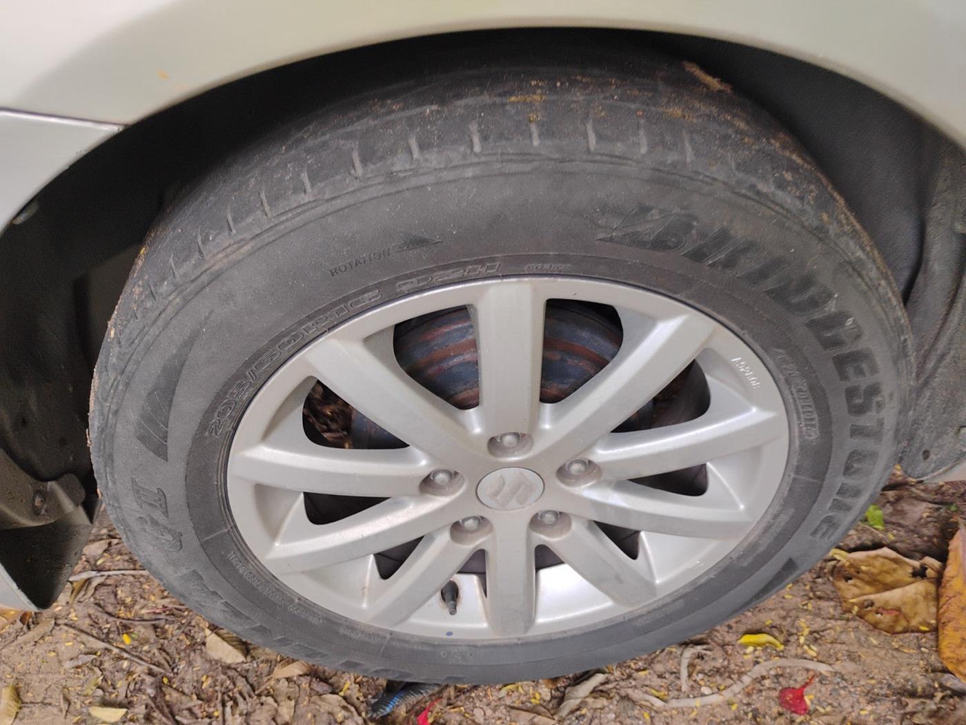 2010 Maruti SX4 ZXI, Petrol, Manual, 1,41,021 km, tyre