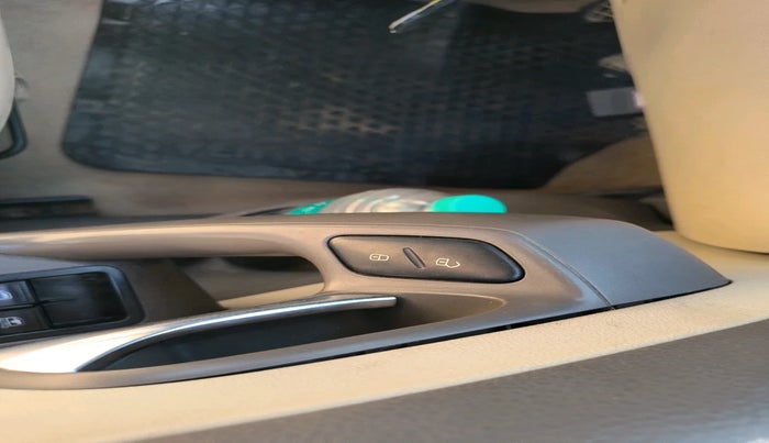 2012 Volkswagen Vento TRENDLINE 1.6, Petrol, Manual, 1,17,124 km, interior