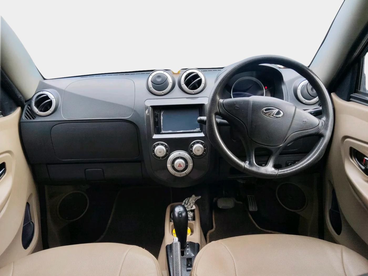 2017 Mahindra E20 Plus P6, Electric, Automatic, 32,978 km, interior