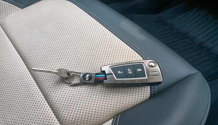 2023 Volkswagen VIRTUS TOPLINE TSI 1.0 AT, Petrol, Automatic, 17,963 km, interior