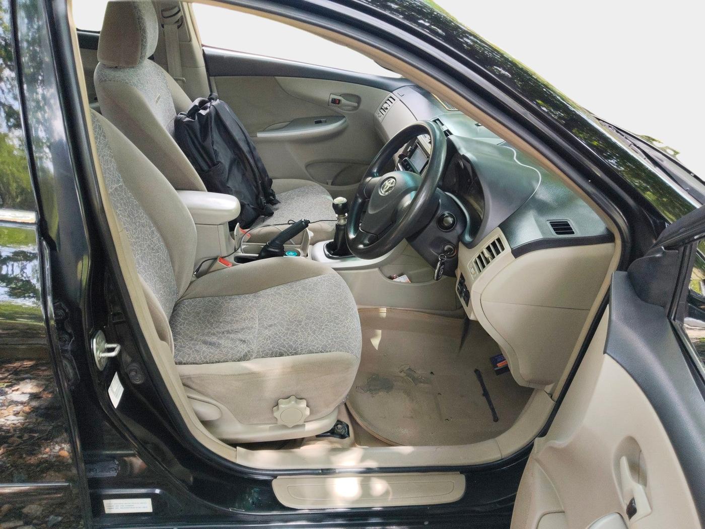 2012 Toyota Corolla Altis AERO LTD DIESEL, Diesel, Manual, 1,72,286 km, interior
