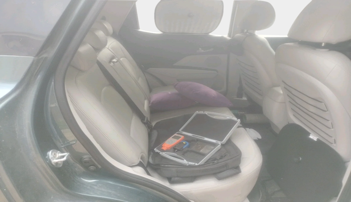 2019 Mahindra XUV300 W8 (O) 1.5 DIESEL AMT, Diesel, Automatic, 1,24,813 km, interior