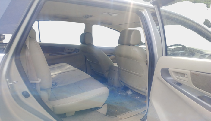 2014 Toyota Innova 2.5 GX 8 STR, Diesel, Manual, 1,06,888 km, interior