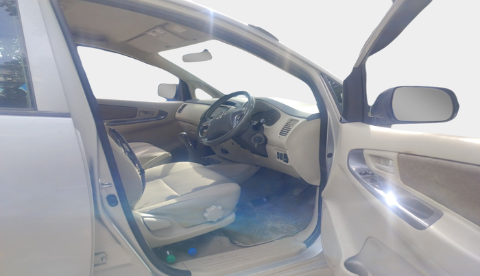 2014 Toyota Innova 2.5 GX 8 STR, Diesel, Manual, 1,06,888 km, interior