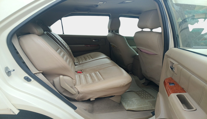 2010 Toyota Fortuner 3.0 4X4 MT, Diesel, Manual, 1,85,199 km, interior