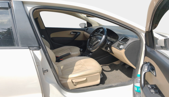 2016 Volkswagen Polo HIGHLINE1.2L, Petrol, Manual, 1,35,313 km, interior
