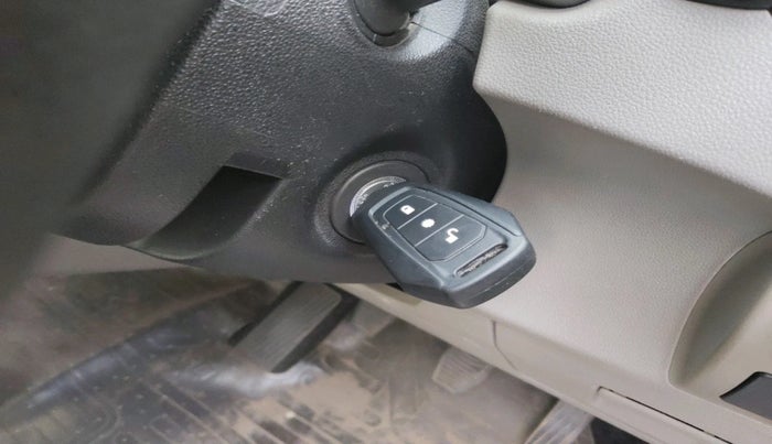 2016 Mahindra Kuv100 K8 6 STR, Petrol, Manual, 28,502 km, interior