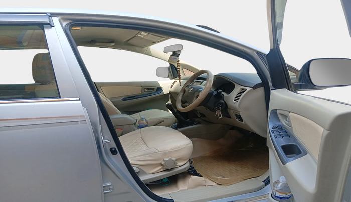 2014 Toyota Innova 2.5 GX 7 STR, Diesel, Manual, 98,887 km, interior