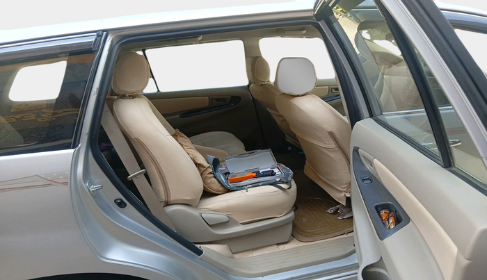2014 Toyota Innova 2.5 GX 7 STR, Diesel, Manual, 98,887 km, interior