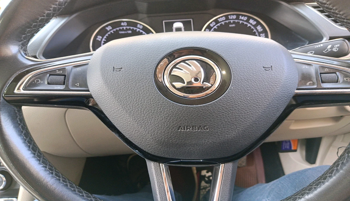 2016 Skoda Superb ELEGANCE 1.8 TSI AT, Petrol, Automatic, 1,60,407 km, interior