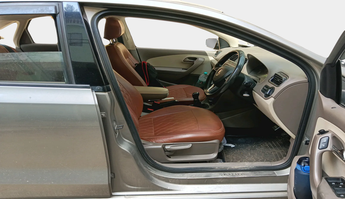 2013 Skoda Rapid AMBITION 1.6 TDI CR MT PLUS, Diesel, Manual, 1,32,034 km, interior