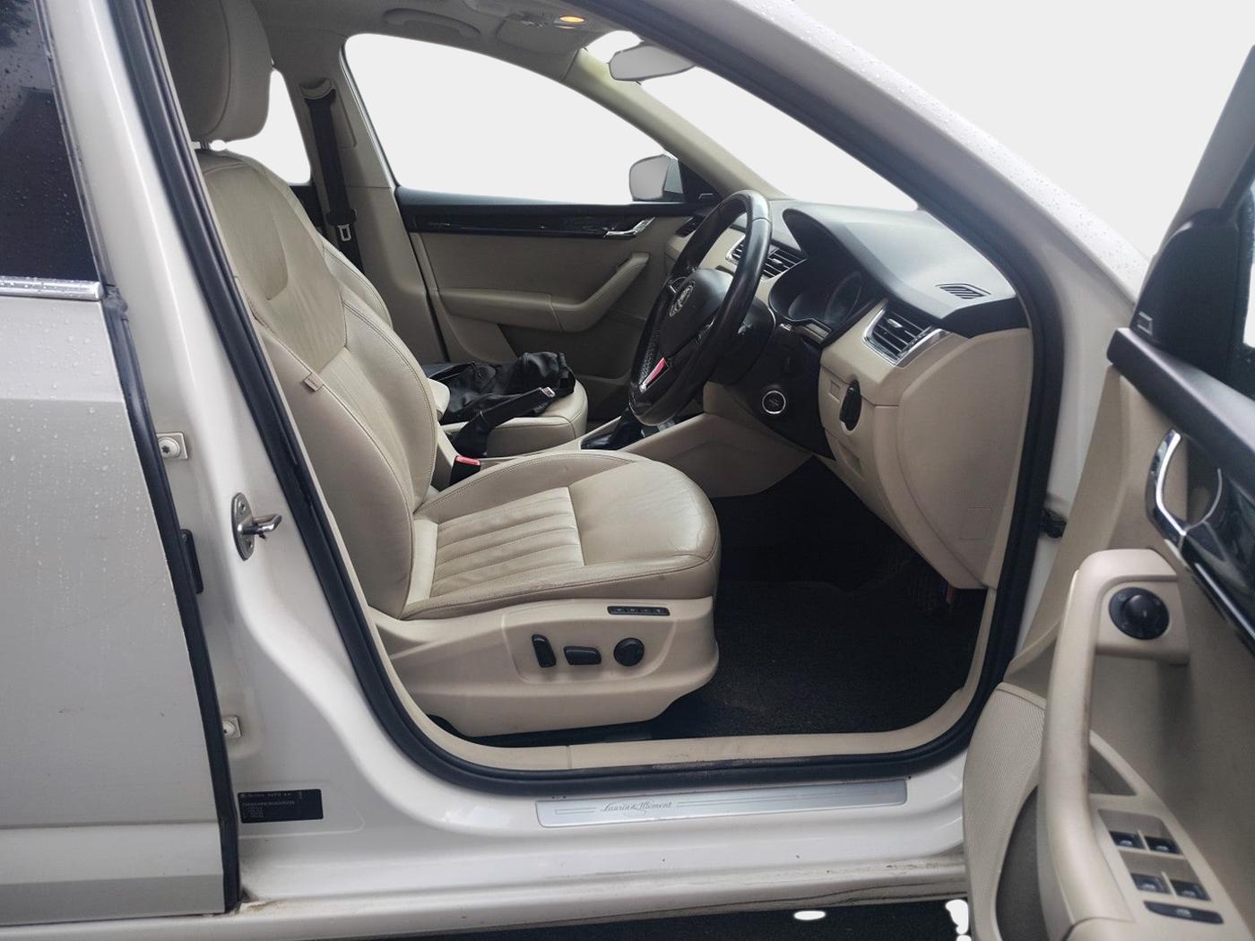 2017 Skoda Octavia L&K 1.8 TSI AT, Petrol, Automatic, 1,33,780 km, interior