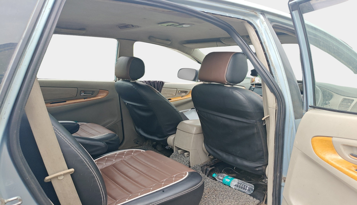 2010 Toyota Innova V 2.5 7 STR, Diesel, Manual, 2,74,438 km, interior