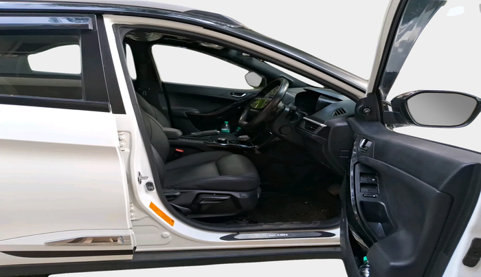 2023 Tata NEXON FEARLESS + SUNROOF DCA DUAL TONE 1.2 PETROL, Petrol, Automatic, 13,080 km, interior