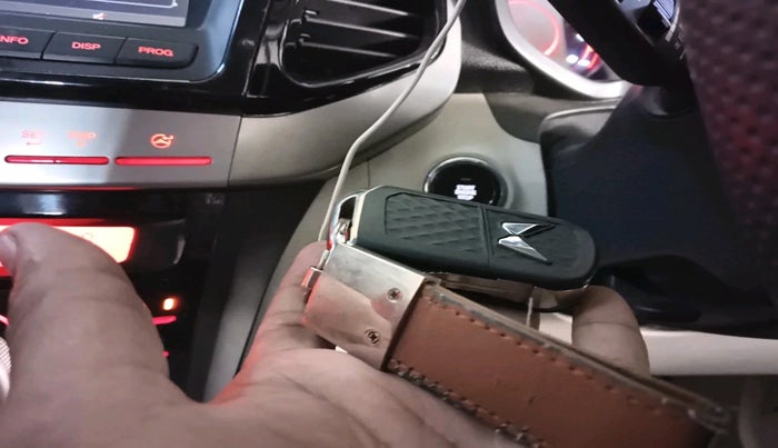 2023 Mahindra XUV300 W8 (O) 1.2 PETROL AMT, Petrol, Automatic, 30,340 km, interior