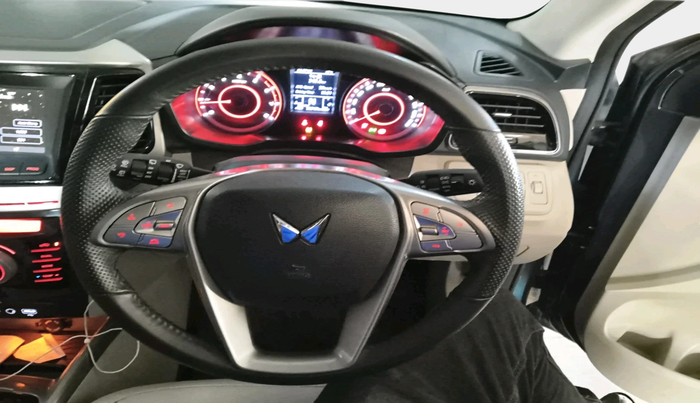 2023 Mahindra XUV300 W8 (O) 1.2 PETROL AMT, Petrol, Automatic, 30,340 km, interior