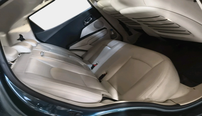 2023 Mahindra XUV300 W8 (O) 1.2 PETROL AMT, Petrol, Automatic, 30,340 km, interior