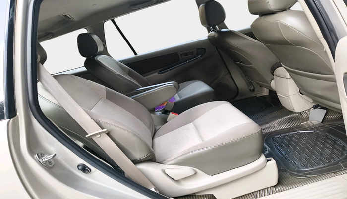 2014 Toyota Innova 2.5 GX 7 STR, Diesel, Manual, 1,23,181 km, interior