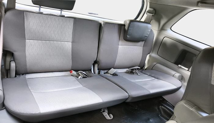 2014 Toyota Innova 2.5 GX 7 STR, Diesel, Manual, 1,23,181 km, interior