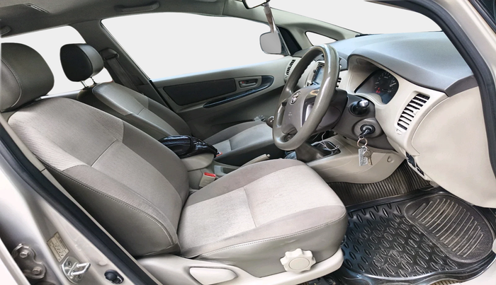 2014 Toyota Innova 2.5 GX 7 STR, Diesel, Manual, 1,23,181 km, interior