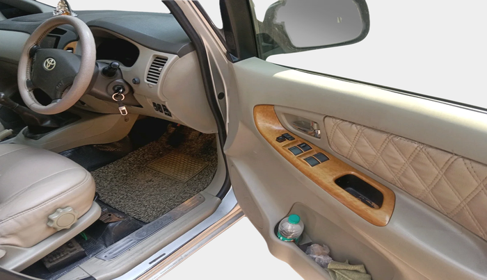 2010 Toyota Innova V 2.5 7 STR, Diesel, Manual, 2,47,936 km, interior